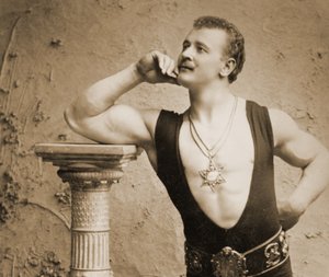 Eugen Sandow, v klasické starověké řecko-římské póze, kolem roku 1894